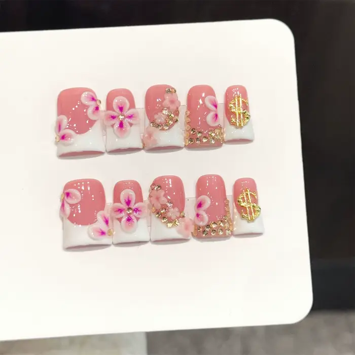 10 faux ongles courts blancs de style français avec motif floral 3D rose et or