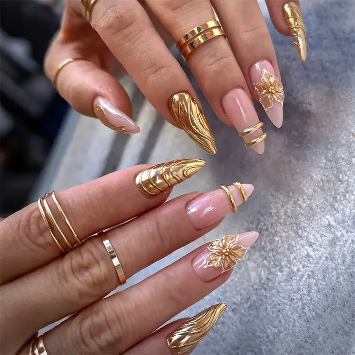 24 pièces de luxe or 3D presse florale sur les ongles amande vague métallique faux