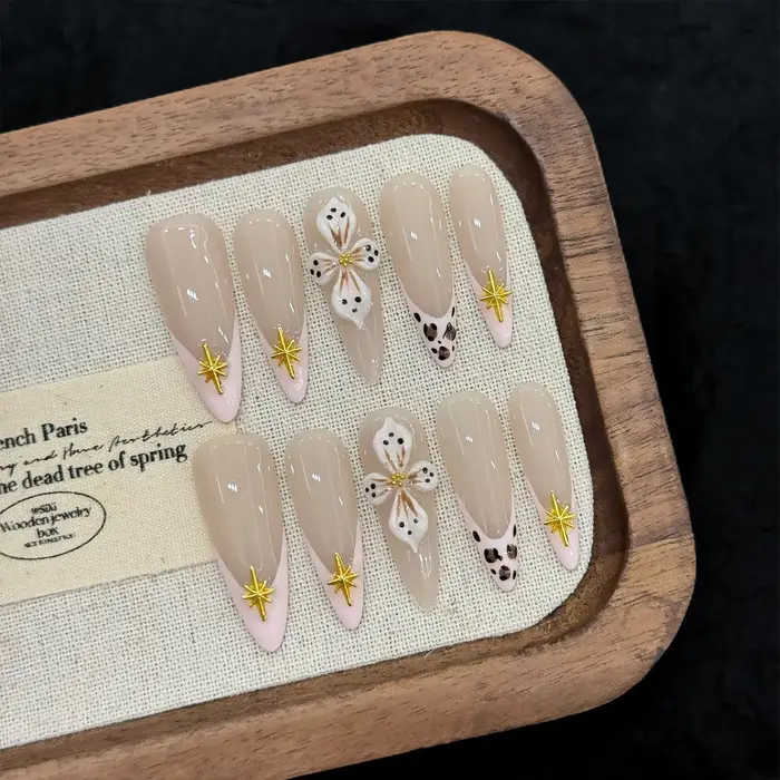 Presse à la main sur les ongles amande faux