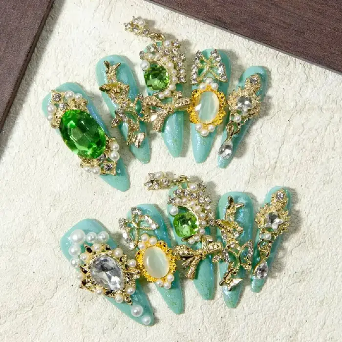 Bijoux de luxe, ongles à pression, manucure en émeraude et diamant de Style Beverly Hills avec accen