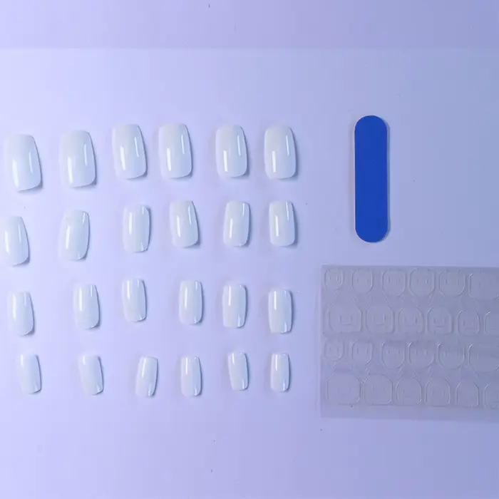 ARTAUG 24 pièces presse sur ongles moyen blanc carré