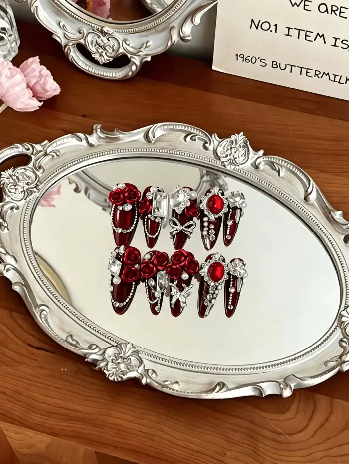 10 faux ongles en forme de goutte d'eau, longueur moyenne, avec base bordeaux et décorations 3D en r