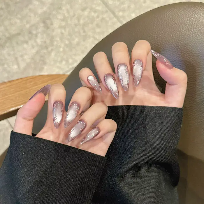 Presse faite à la main sur les ongles fleurs peintes