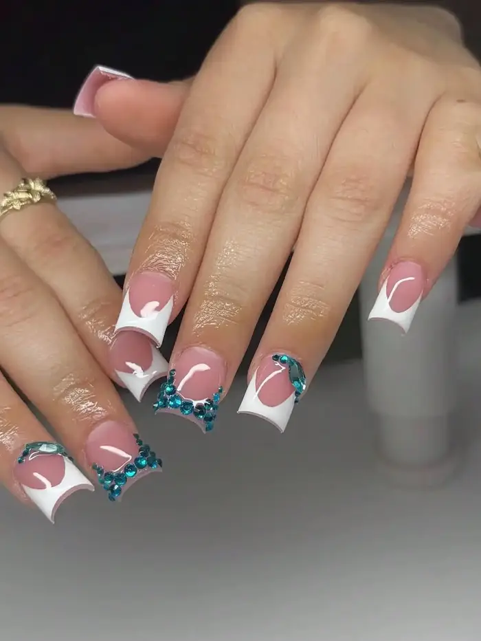 10 faux ongles courts rectangulaires faits à la main, au style français doux et frais, couleur de base rose nude propre avec des bords français blancs, ornements délicats en strass bleus, texture de h