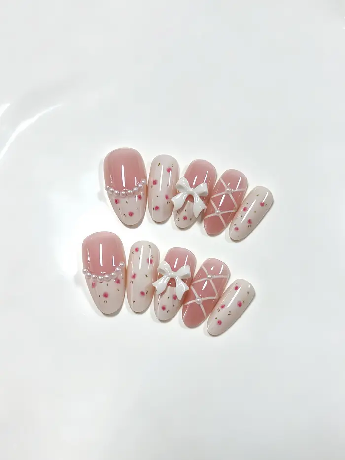 Lot de 10 faux ongles en forme d'amande, dégradé rose nude, mini fleurs roses peintes à la main, nœud papillon blanc 3D, faits à la main, exquis, longueur moyenne, style coréen, style Ins, style délic