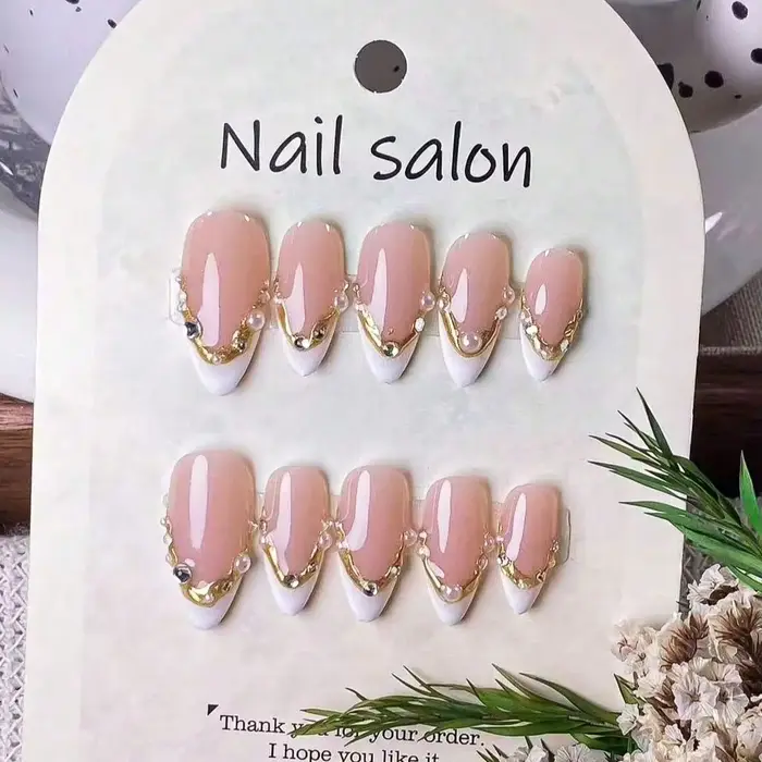 10 faux ongles faits à la main en forme d'amande