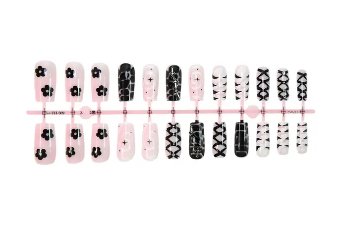 Nouveauté 2026 – 24 faux ongles noirs et blancs style punk gothique