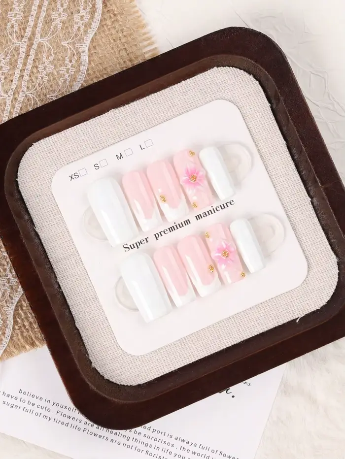 10 faux ongles rectangulaires de longueur moyenne, faits à la main, avec un motif floral dégradé rose et blanc délicat et une finition brillante, réutilisables. Ongles français blanc pur avec base ros
