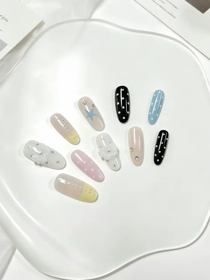 10 faux ongles ovales de longueur moyenne, aux couleurs principales rose nude, abricot, jaune crémeu