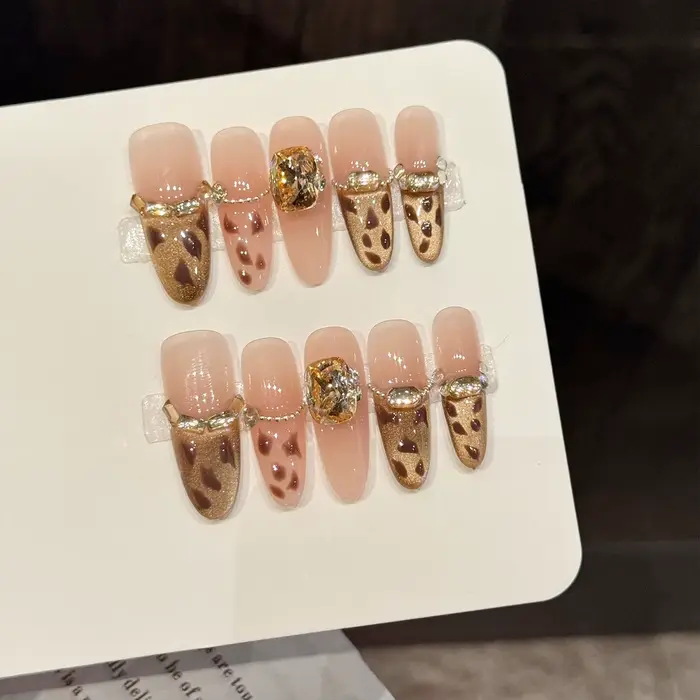 10 faux ongles marron imprimé léopard avec strass