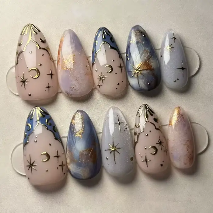 24 faux ongles courts en amande bleu œil de chat avec bordure dorée