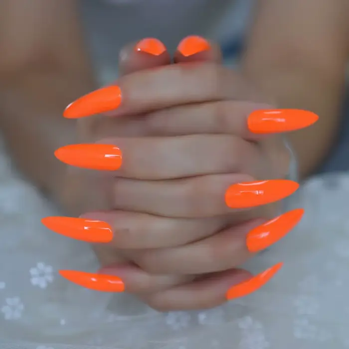 Faux ongles néon extrêmement longs