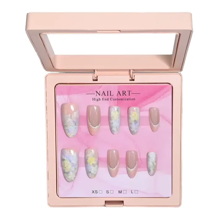 10 ongles d'amande faits à la main dans un coffret cadeau rose. Base nude avec pointes françaises et imprimé floral