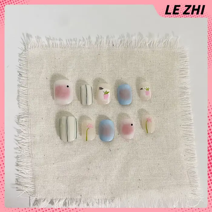 Faux ongles courts et mignons