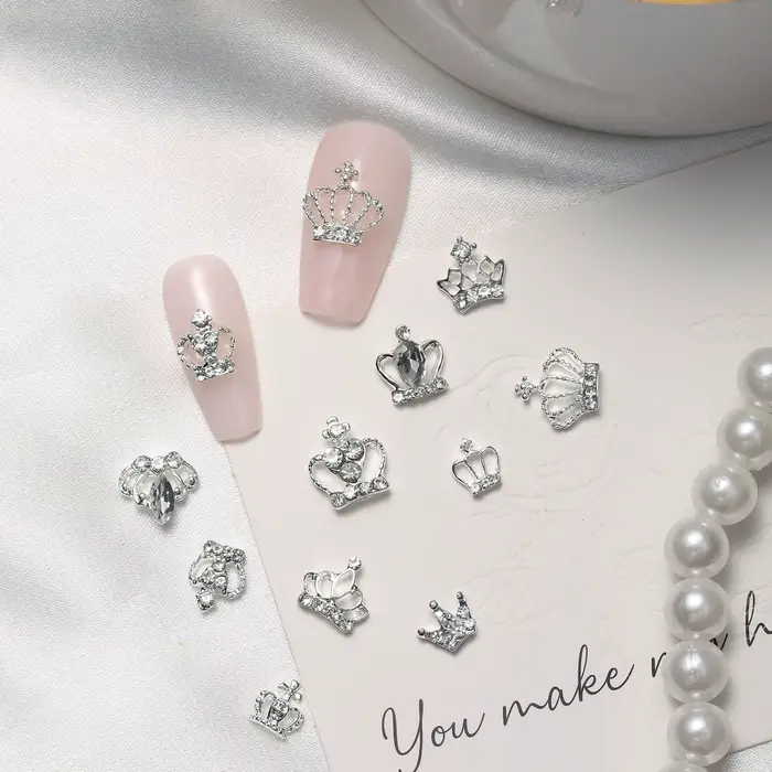 Breloques couronne exquises pour ongles