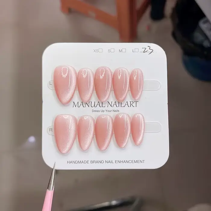 Ongles faits à la main en forme d'amande douce, avec finition scintillante œil de chat, pointes à pr