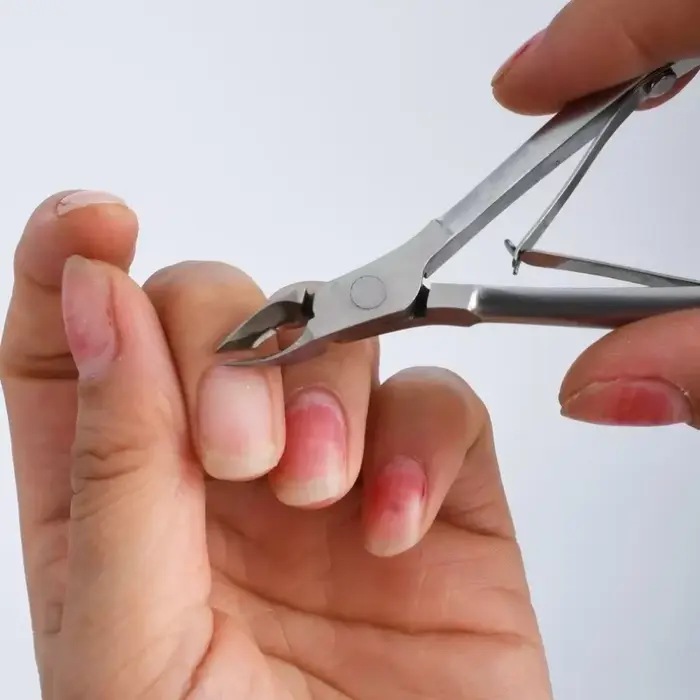 Pince à cuticules professionnelle à ressort pointu