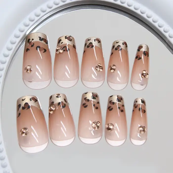 Faux ongles longs à presser