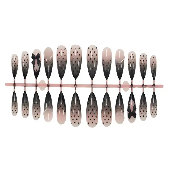 24 faux ongles noirs à pois