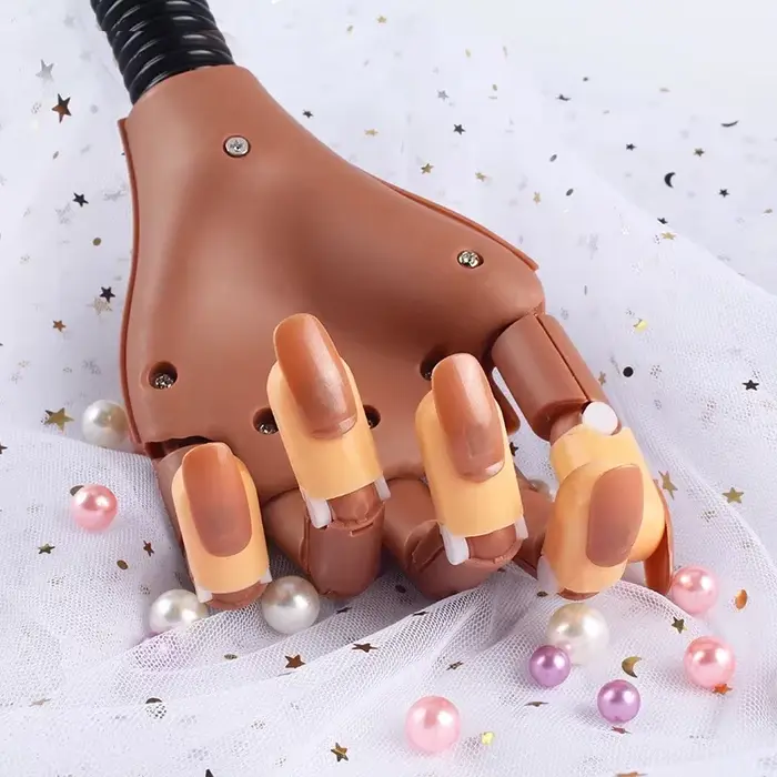 Main d'entraînement opulente pour la pratique du nail art