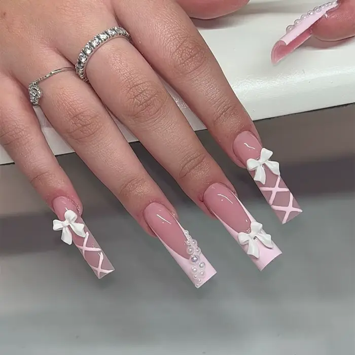 Faux ongles décoratifs avec nœud blanc