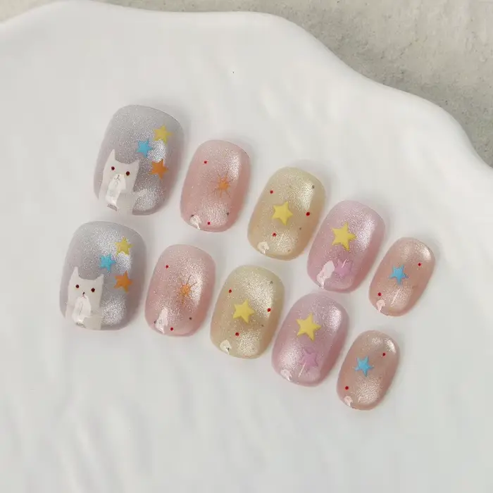 10 faux ongles courts ovales de style français à presser – Motifs simples à rayures colorées et étoiles