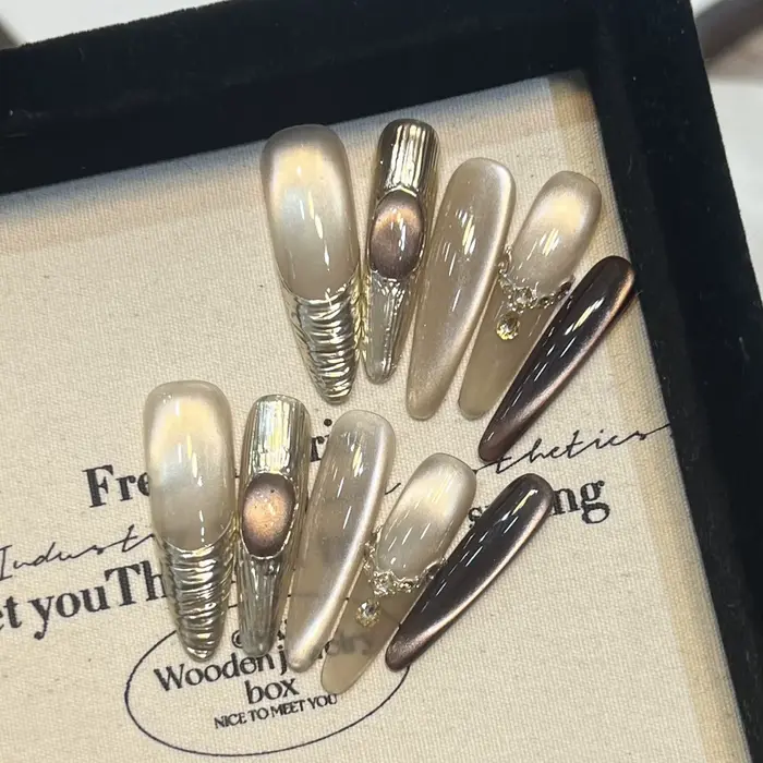 Faux ongles œil de chat avec nœud papillon en résine