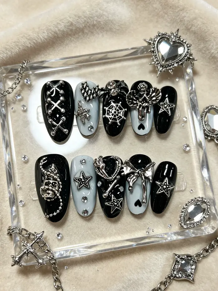 10 faux ongles noirs en forme d'amande