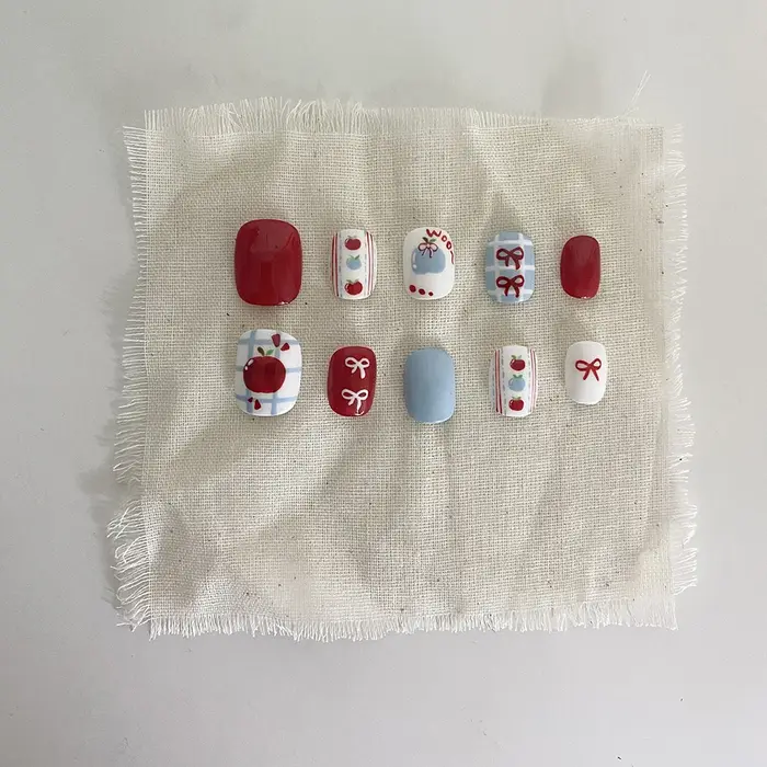 Faux ongles courts et mignons