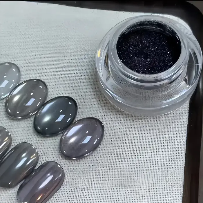 Poudre à ongles noire effet miroir
