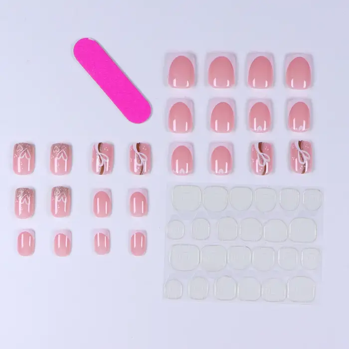 Faux ongles carrés courts rose chair, lignes dorées, design d'amour, ensemble d'ongles à couverture