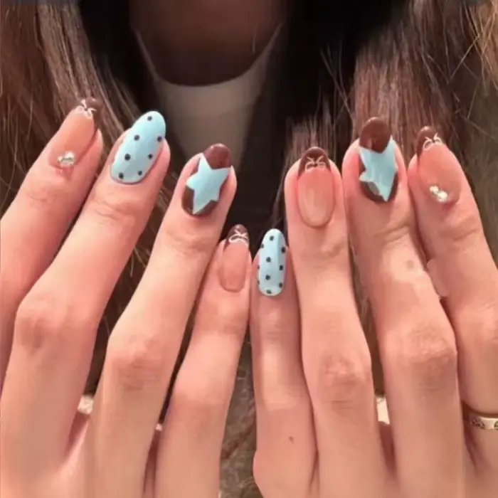 10 faux ongles courts français faits à la main