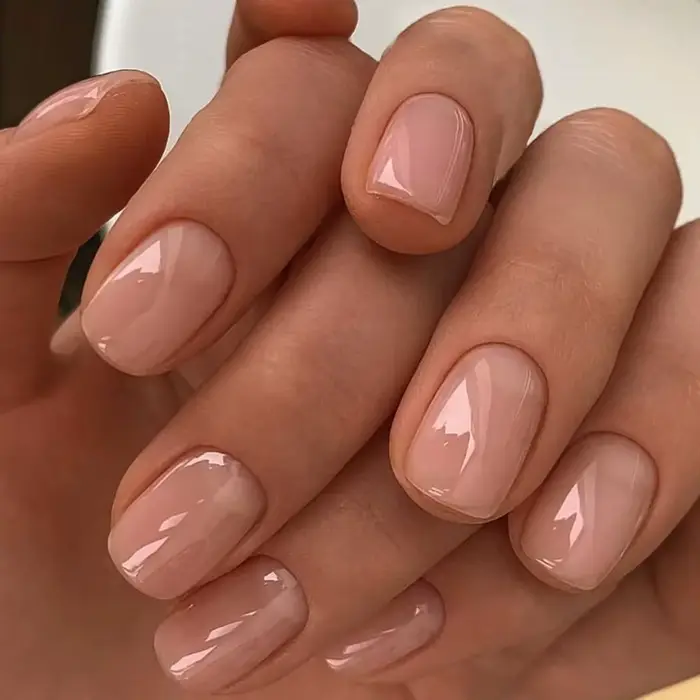 24 faux ongles courts français minimalistes avec 1 gel adhésif et 1 lime