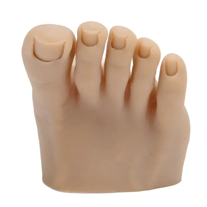 Modèle de pied d'art d'ongle, formation de faux demi-pied, couleur de peau foncée, pratique de tatou