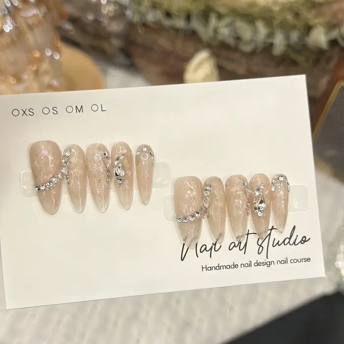 10 faux ongles longs et pointus