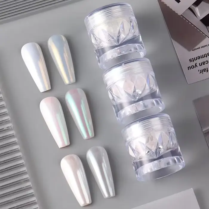 Poudre à ongles effet perle blanche
