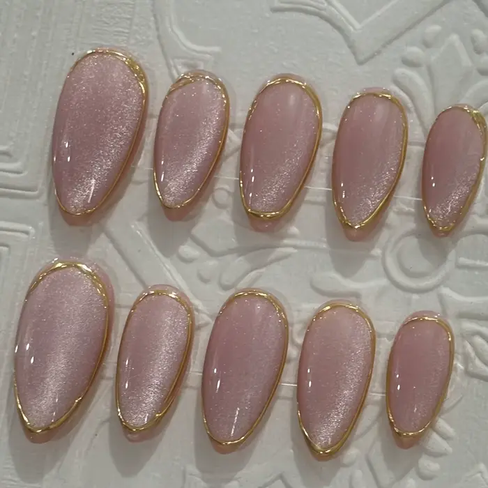 10 faux ongles en forme d'amande pressés à la main