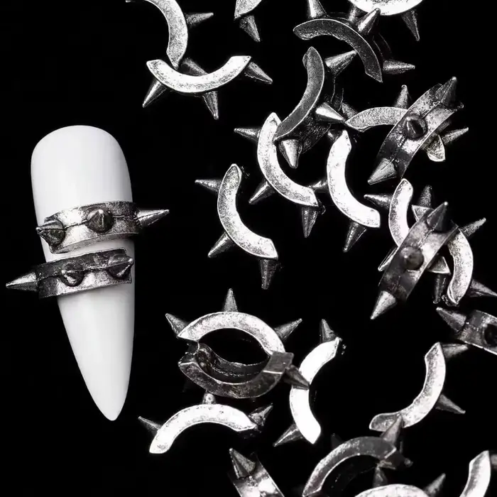 30 pièces nouveau foncé et Cool Y2K Punk Style métal lourd rétro Rivet alliage Nail Art accessoires avec breloque Design artistique
