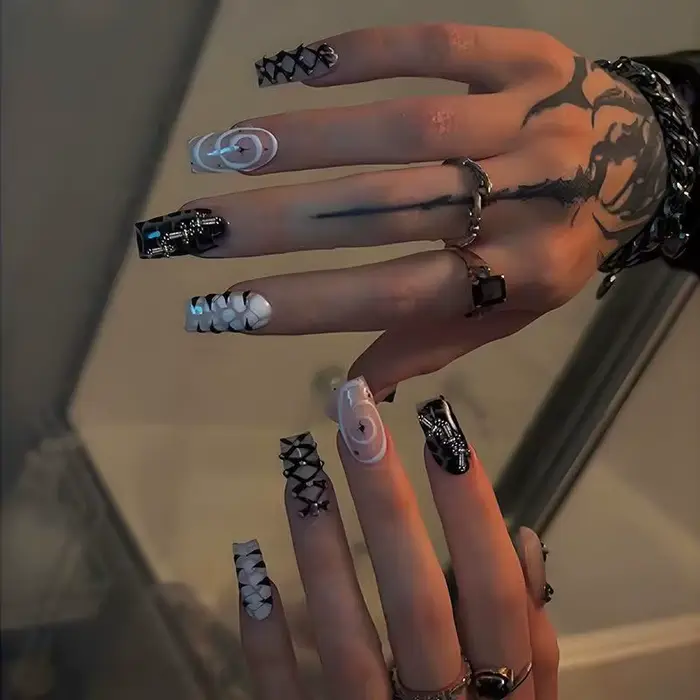 24 faux ongles noirs et blancs de style punk gothique, décorés de lignes en spirale et de chaînes en