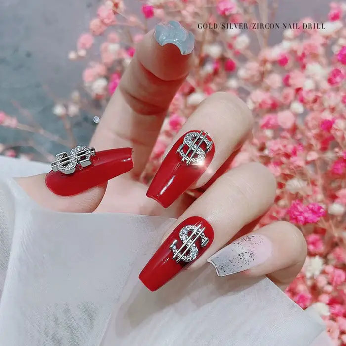 Décoration d'ongles en forme de dollar en argent et or