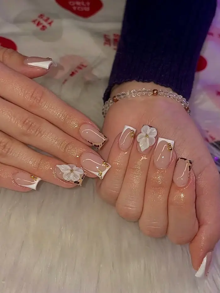 Ensemble de 10 faux ongles courts carrés rose nude style français