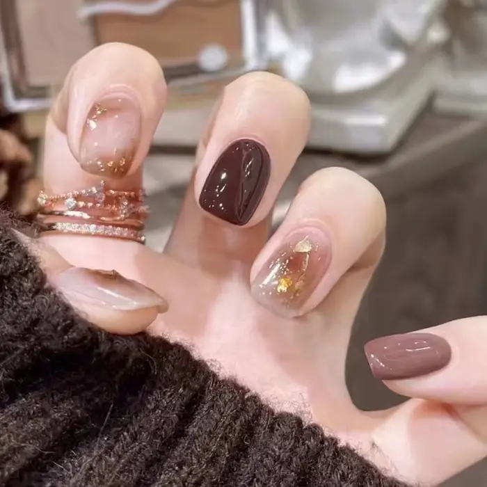 Faux ongles courts marron pour femme