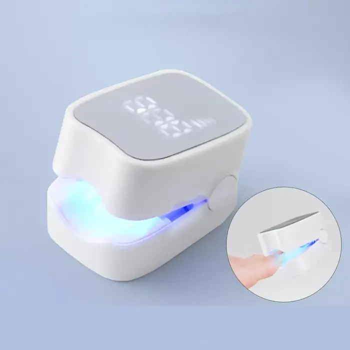 Appareil d'entretien des ongles avec traitement doux aux huiles essentielles