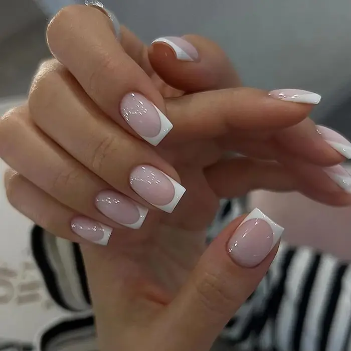 Français Nude Rose Bord rouge foncé Simple rond faux ongles Art amande