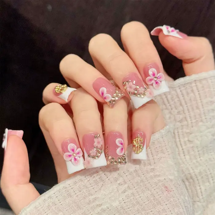 10 faux ongles courts blancs de style français avec motif floral 3D rose et or, ongles artificiels à