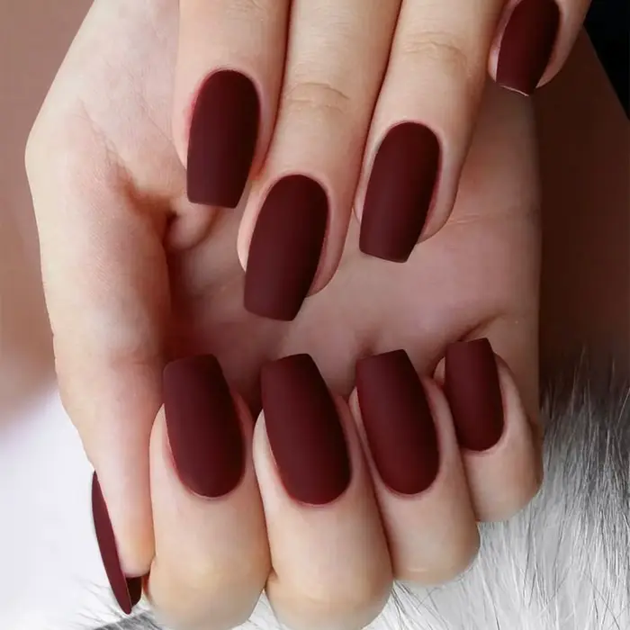 Faux ongles noirs d'amande mats