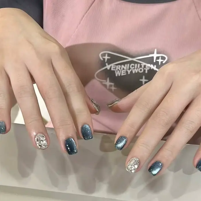 Faux ongles bleus effet œil de chat avec strass et scintillement discret, design simple, à pression,