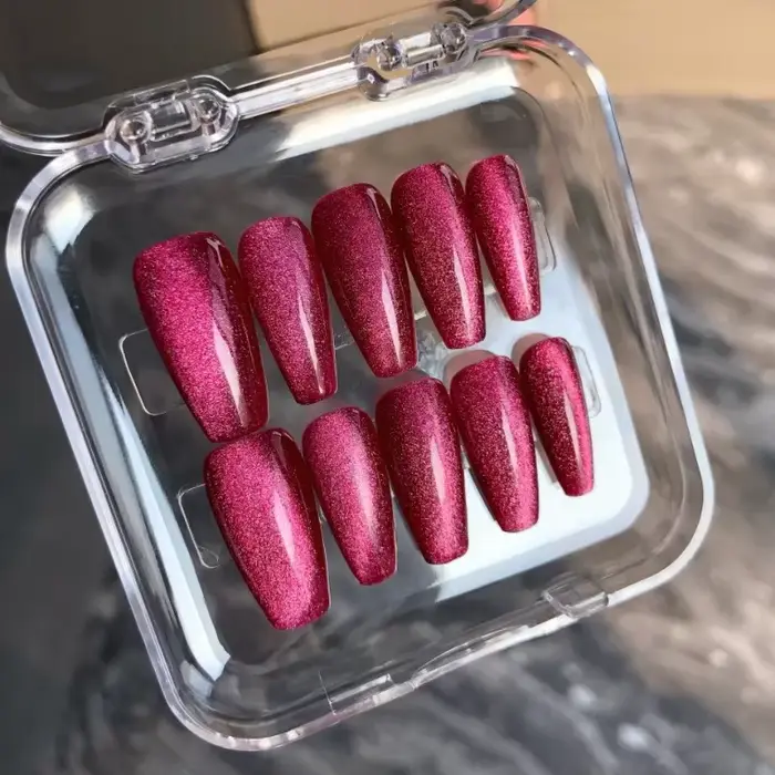 Faux cercueil fait à la main avec colle