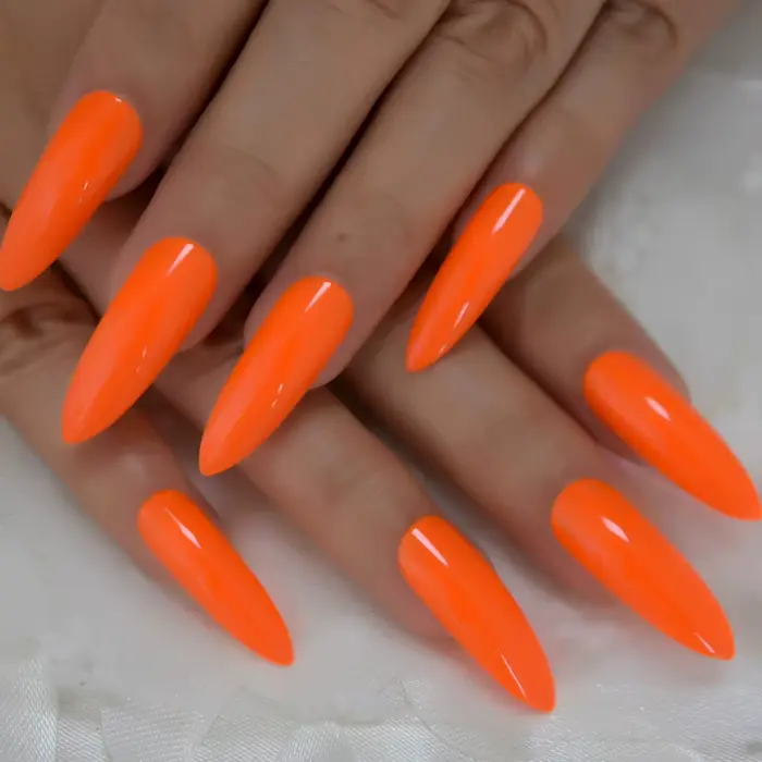 Faux ongles néon extrêmement longs