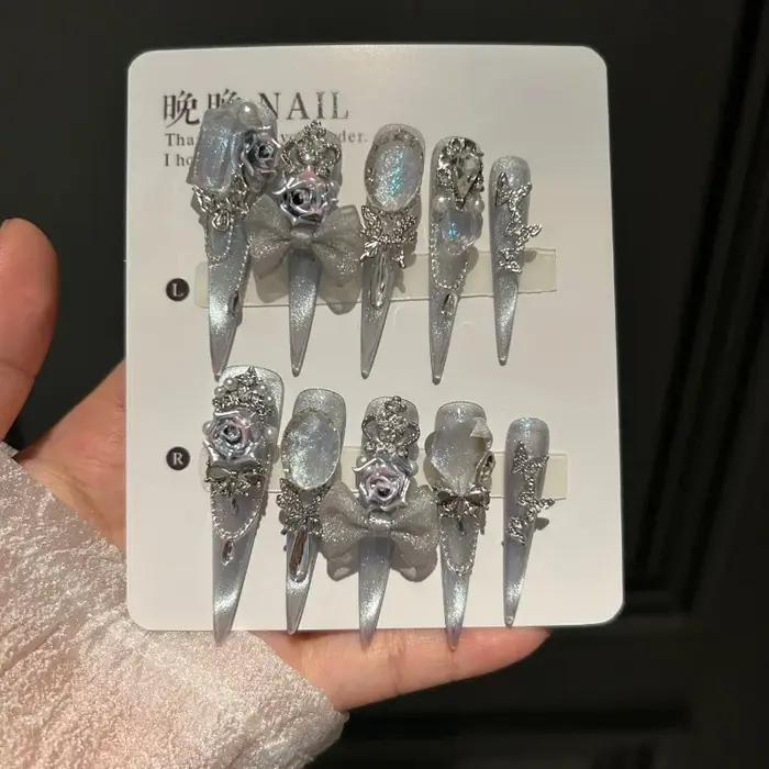 10 faux ongles faits à la main